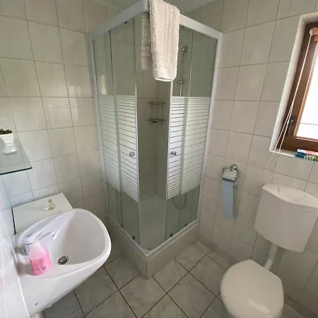 Green Garden Apartment *