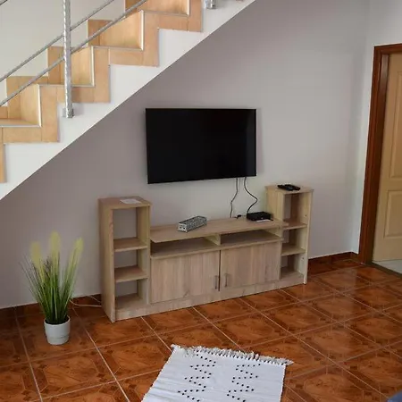 Green Garden Apartment